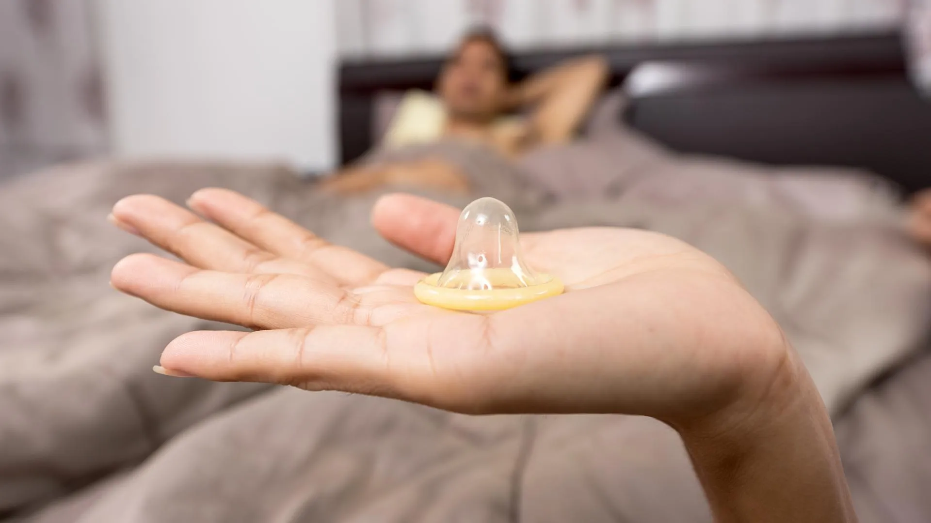 Продажи презервативов рухнули в России