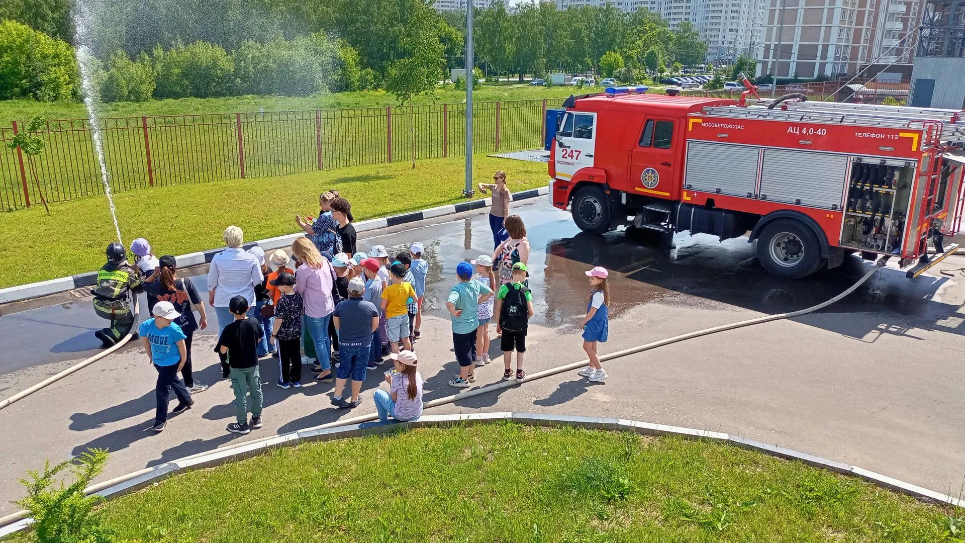 Огнеборцы «Мособлпожспаса» провели экскурсию по подразделению для  школьников Подольска | РИАМО в Сергиевом Посаде