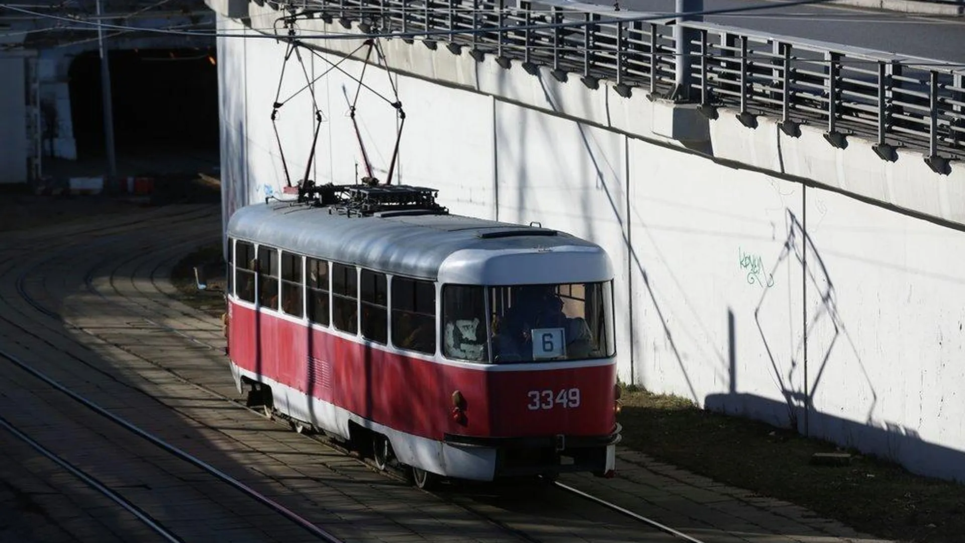 В Петербурге загорелась крыша едущего трамвая
