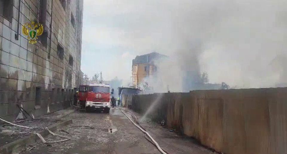 При пожаре в Одинцовском округе сгорели 2 частных дома и пострадал фасад ТЦ