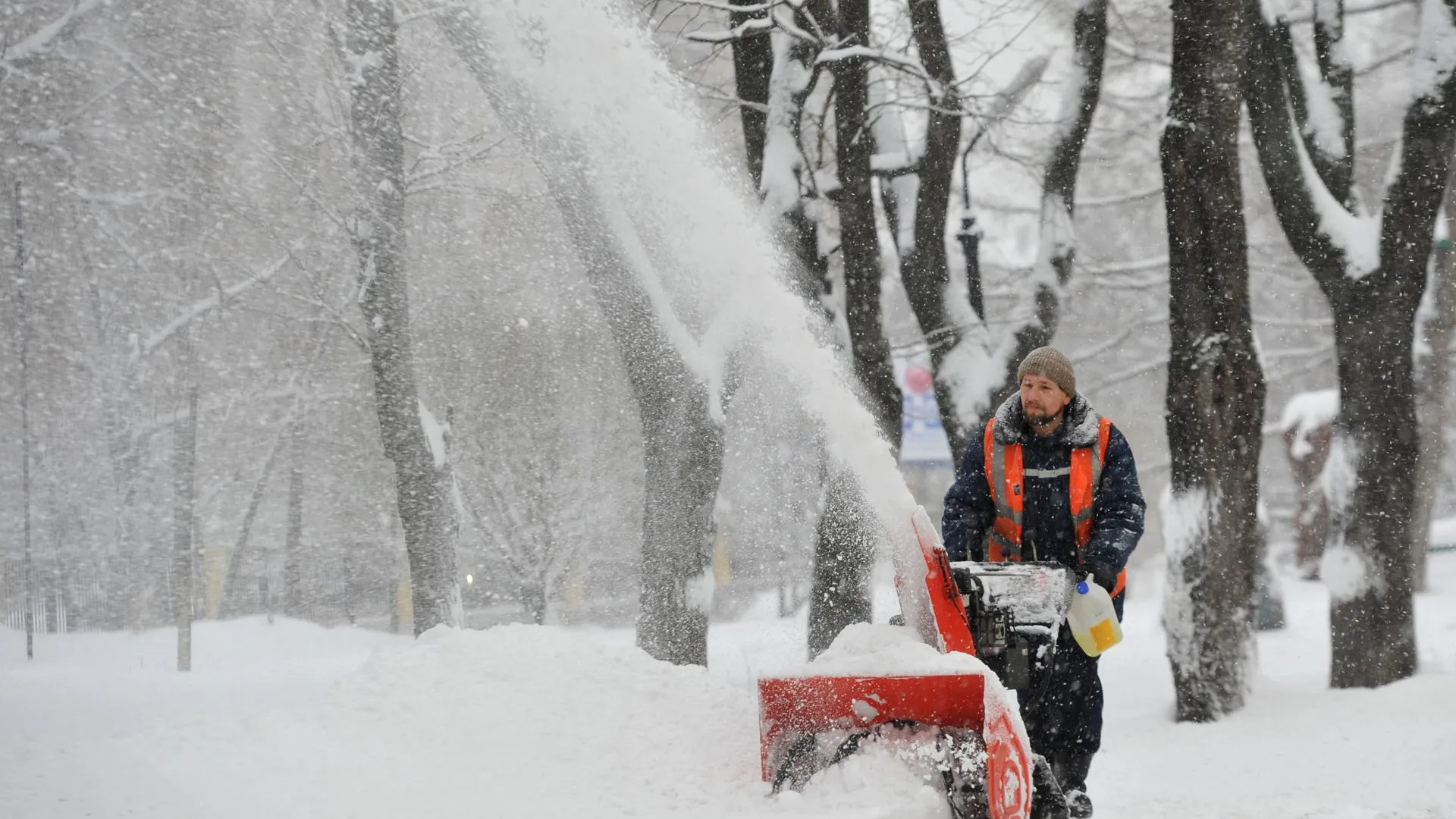 Снег с улиц Балашихи уберут к 1 апреля
