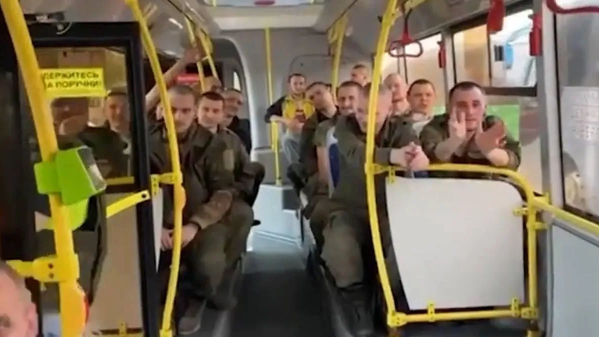 В Сети появились кадры с возвращенными из украинского плена солдатами ВС РФ