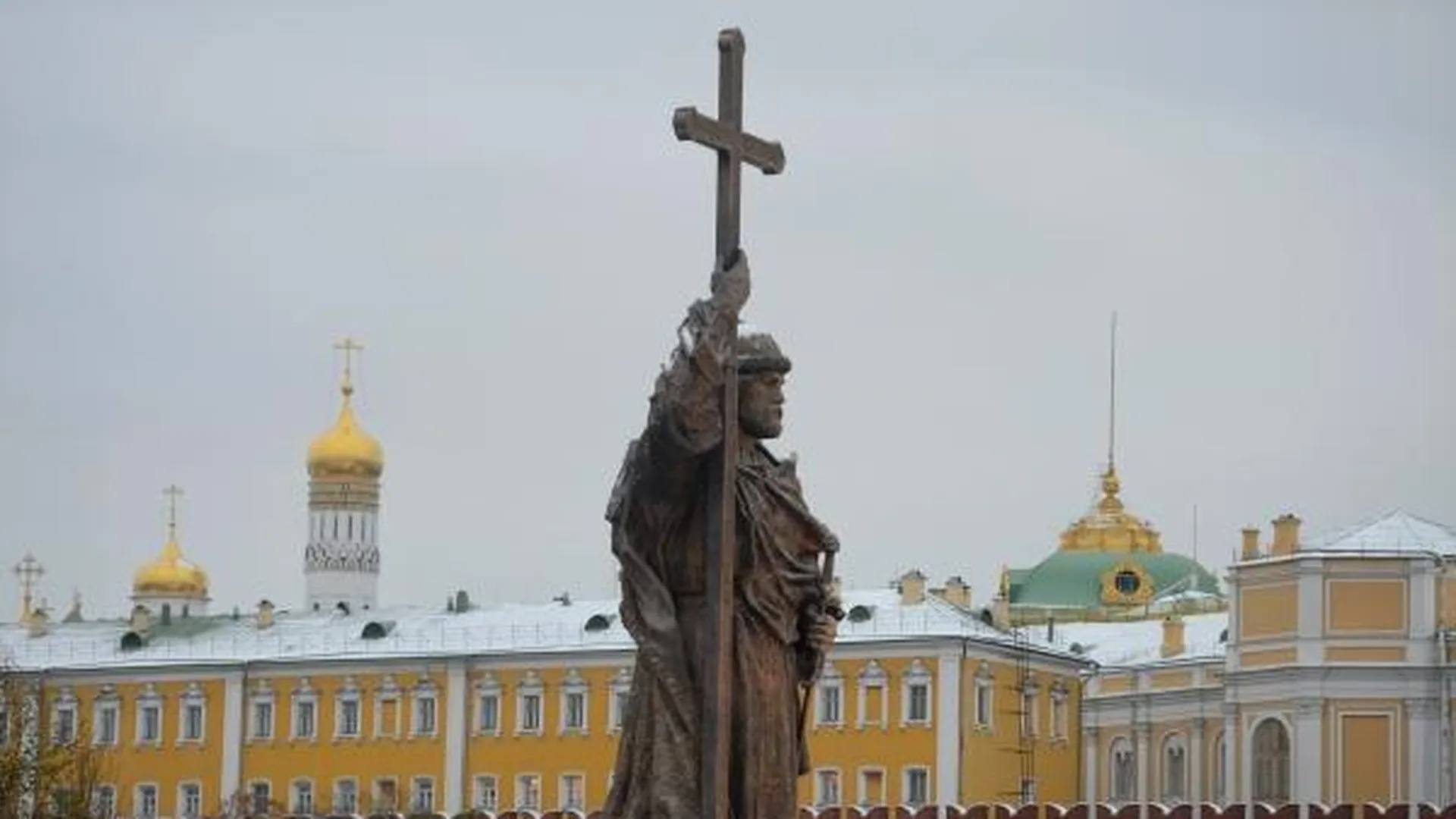 Памятник князю Владимиру в центре Москвы освободили от строительных лесов