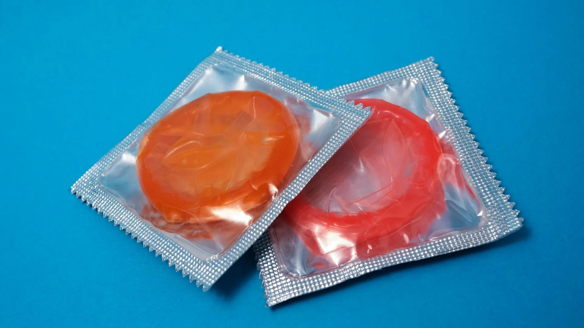 Продавца поддельных презервативов поймали с поличным на рынке в Москве