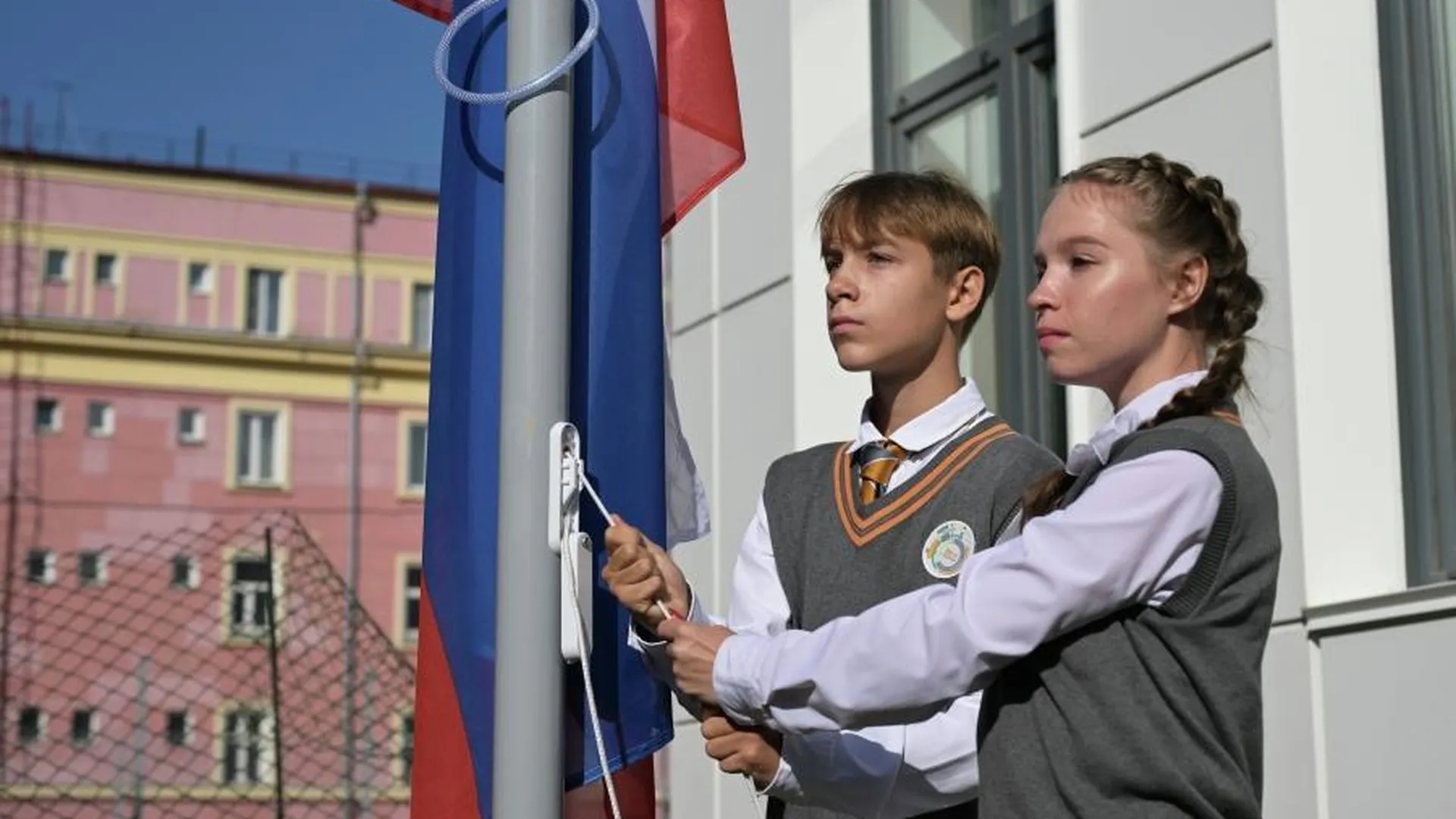 Политолог: в школах сейчас активно прививают здоровый дух патриотизма и любовь к Отечеству
