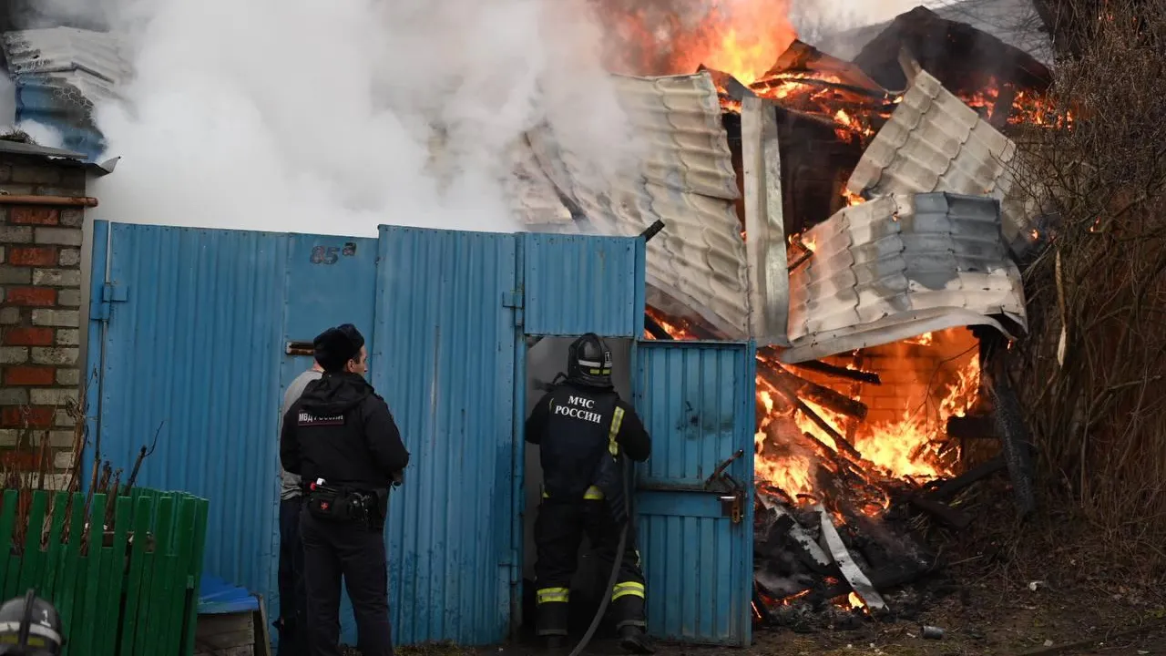 Двое погибли при прямом попадании в частный дом в Никольском под Белгородом  | РИАМО