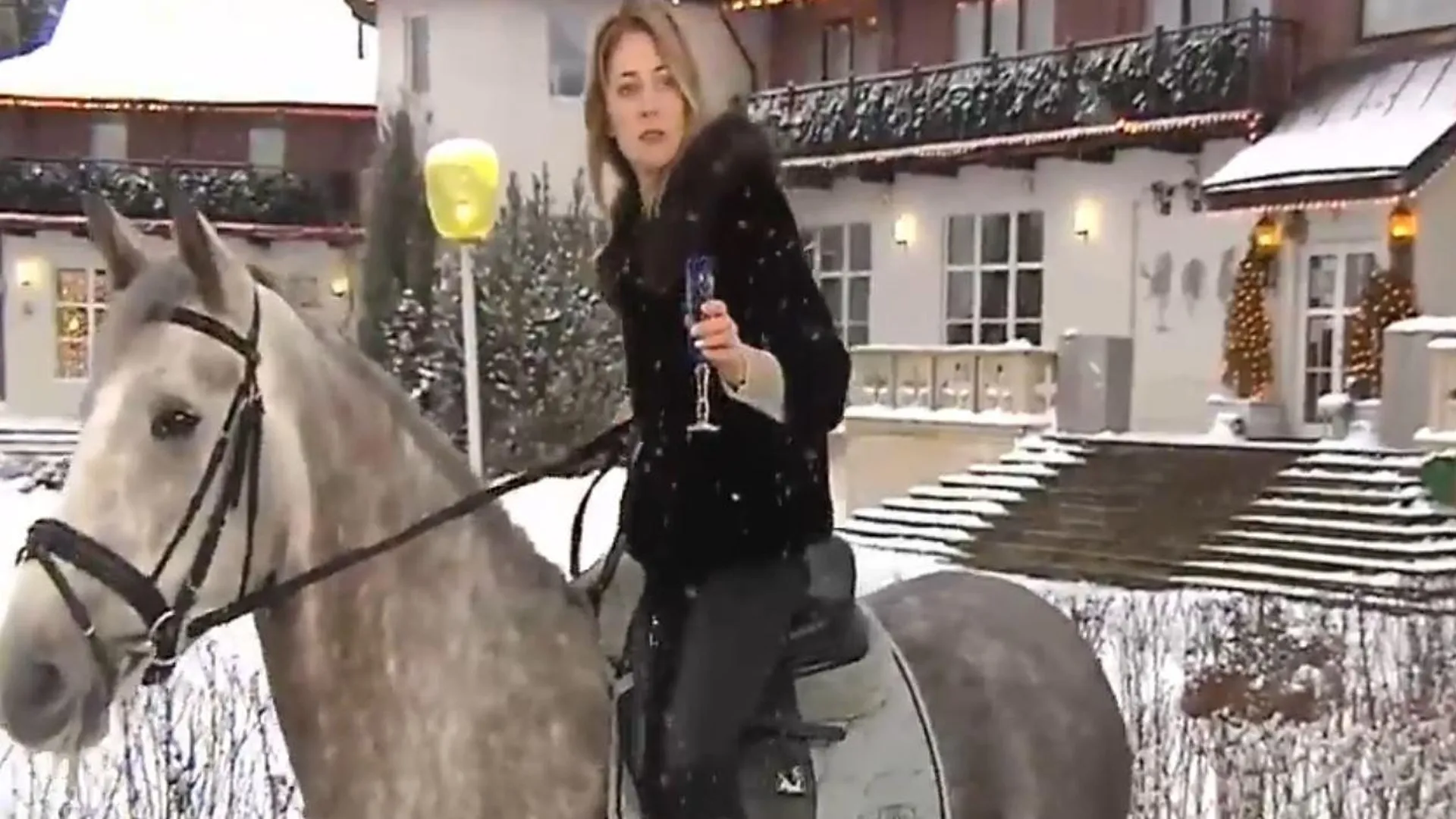 Депутат Госдумы Поклонская поздравила жителей России с Новым годом, сидя на коне