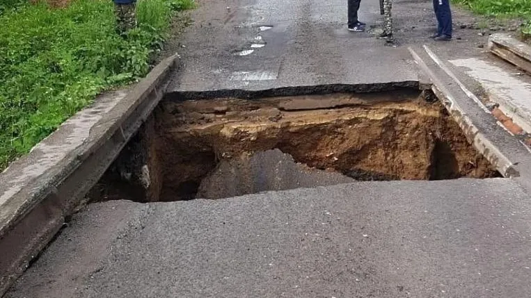 В СНТ Подольска из‑за дождей провалился мост