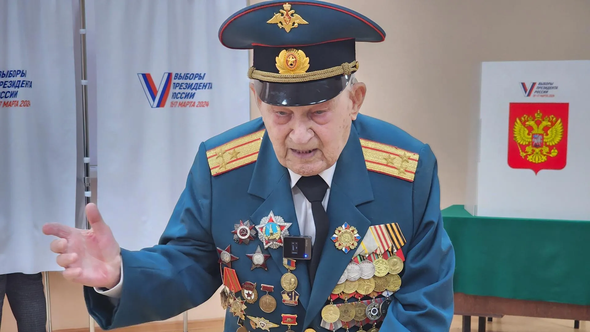 На избирательном участке Королева проголосовал 105‑летний ветеран ВОВ Николай Багаев