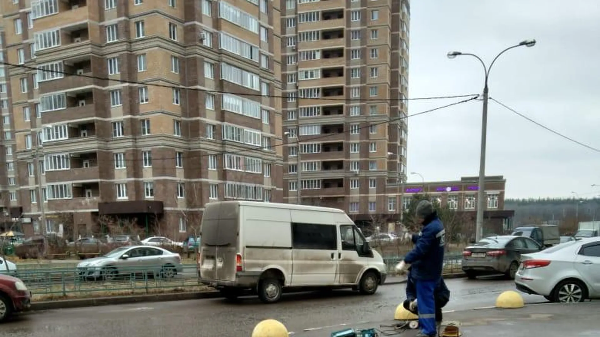 Антипарковочные полусферы укрепили во дворе микрорайона Кузнечики | РИАМО в  Подольске