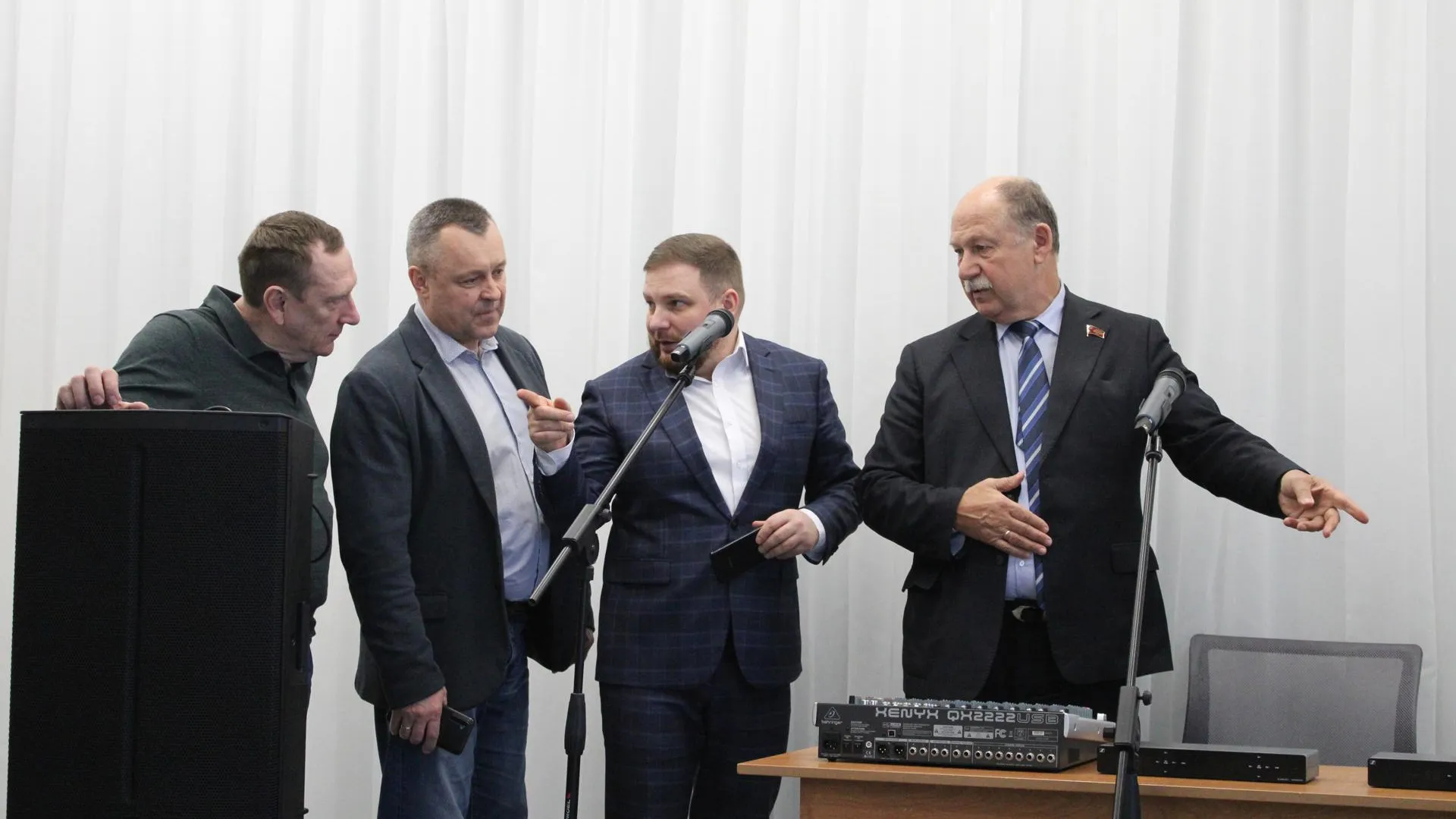 Депутат Мособлдумы Баранов осмотрел новое оборудование в апрелевской школе № 4