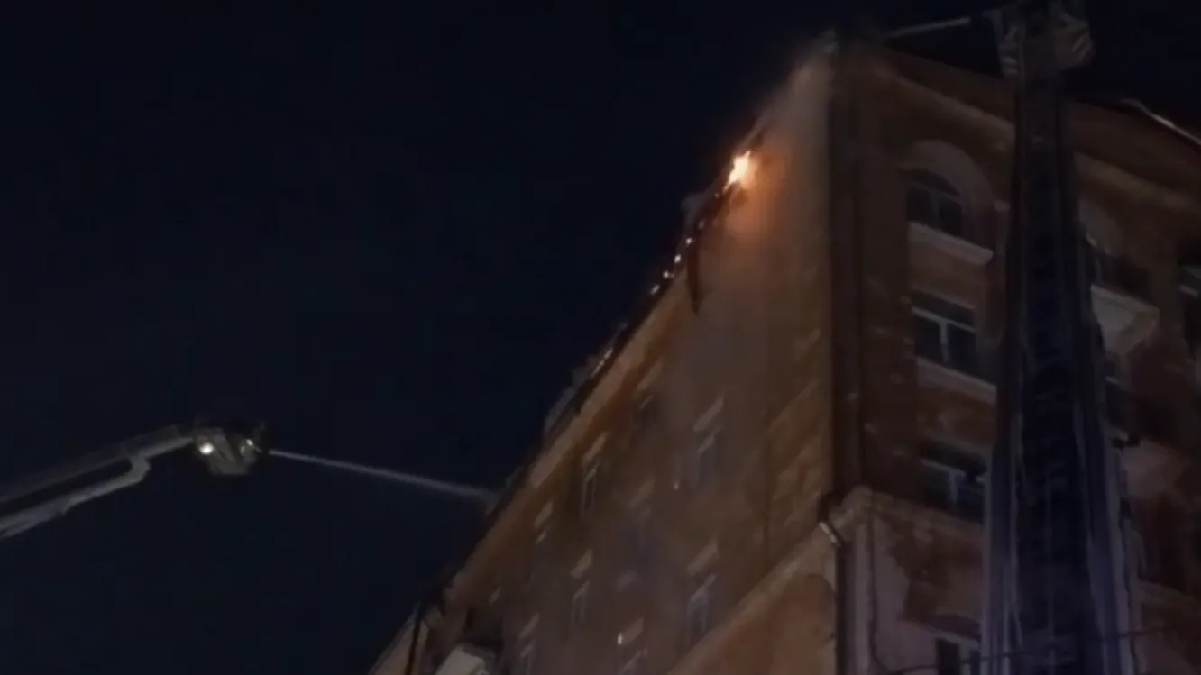 Кадры тушения мощного пожара в многоэтажном доме на севере Москвы
