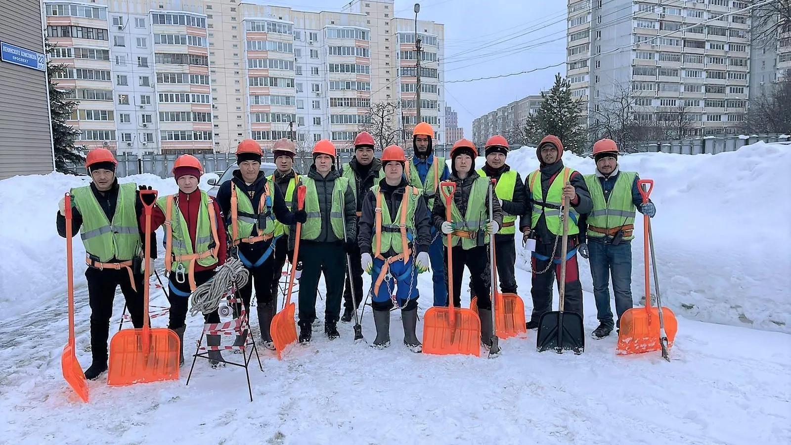 В Подмосковье напомнили коммунальщикам о правилах очистки крыш от снега |  РИАМО