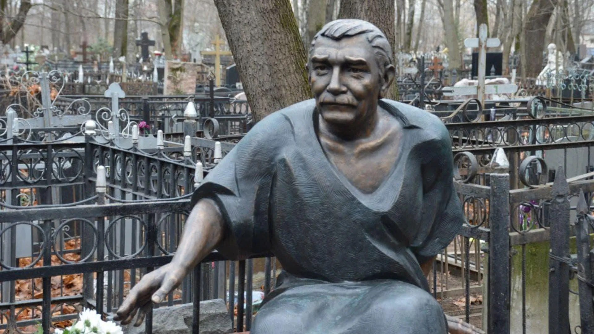 Памятник Армену Джигарханяну открыли на Ваганьковском кладбище в столице
