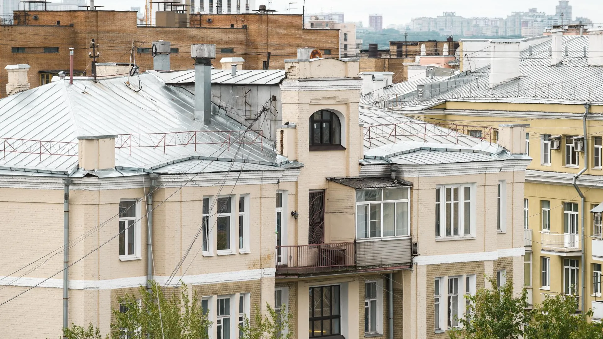 Более 6 тыс крыш домов отремонтировали в Москве с 2015 года