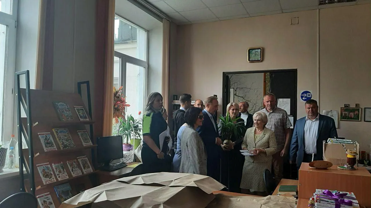 Лидия Антонова передала недостающую литературу в гимназию Люберец