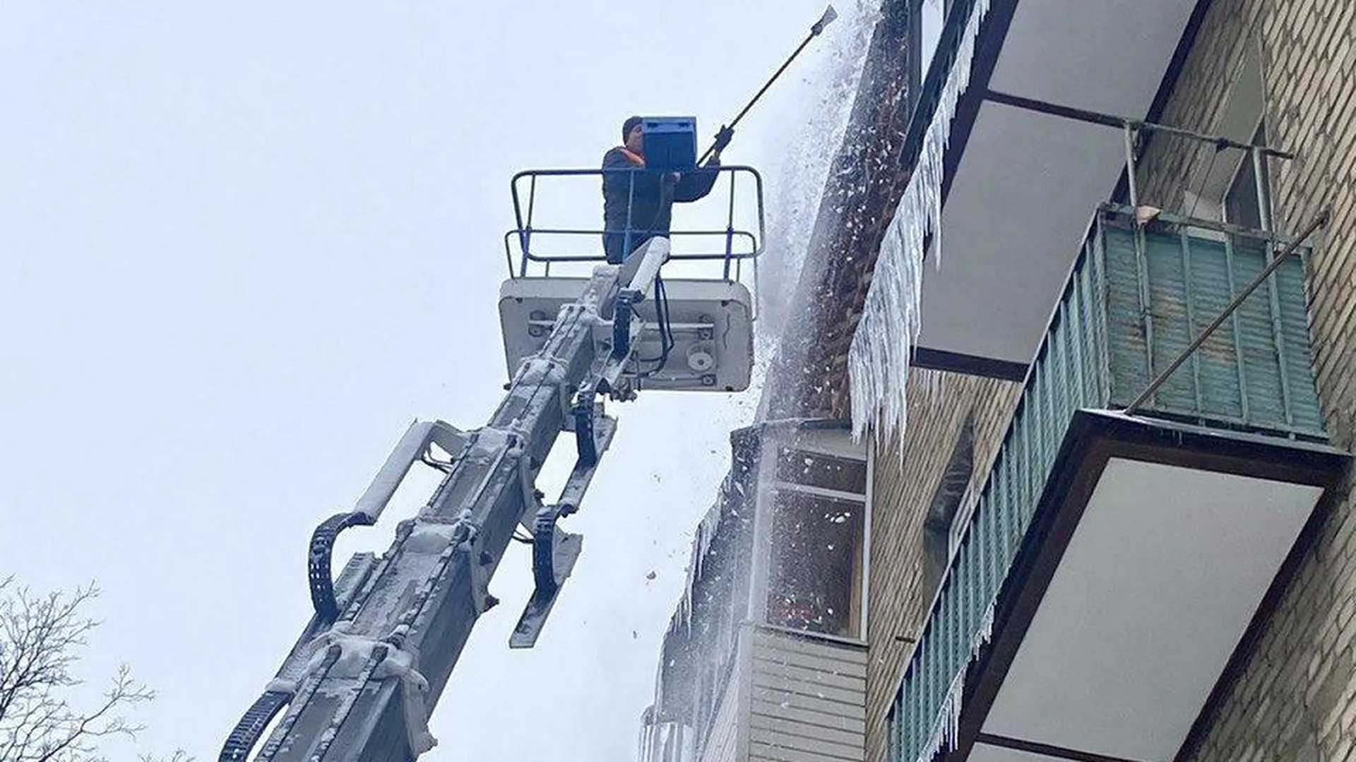 Почти 10 тыс скатных кровель МКД Подмосковья очистили от снега и наледи за неделю