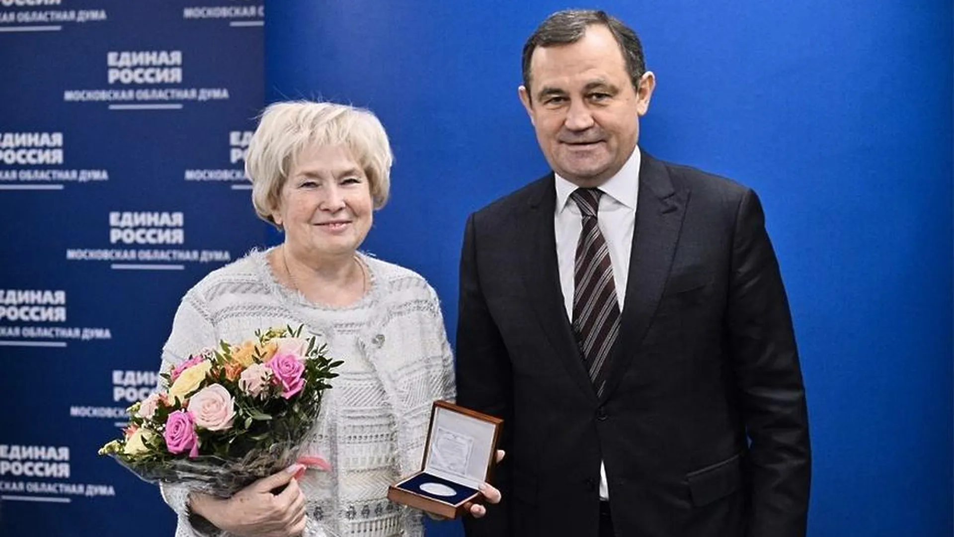 Секретарь подмосковной «Единой России» вручил награды старейшим членам партии