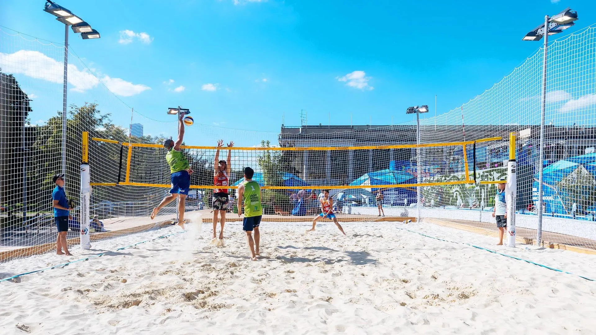 Матчи по пляжному волейболу проводят на площадке «Моего района» в Лужниках