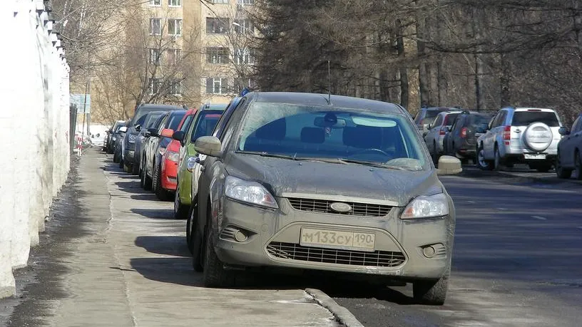 Депутаты предложили в три раза повысить штрафы за парковку на тротуарах