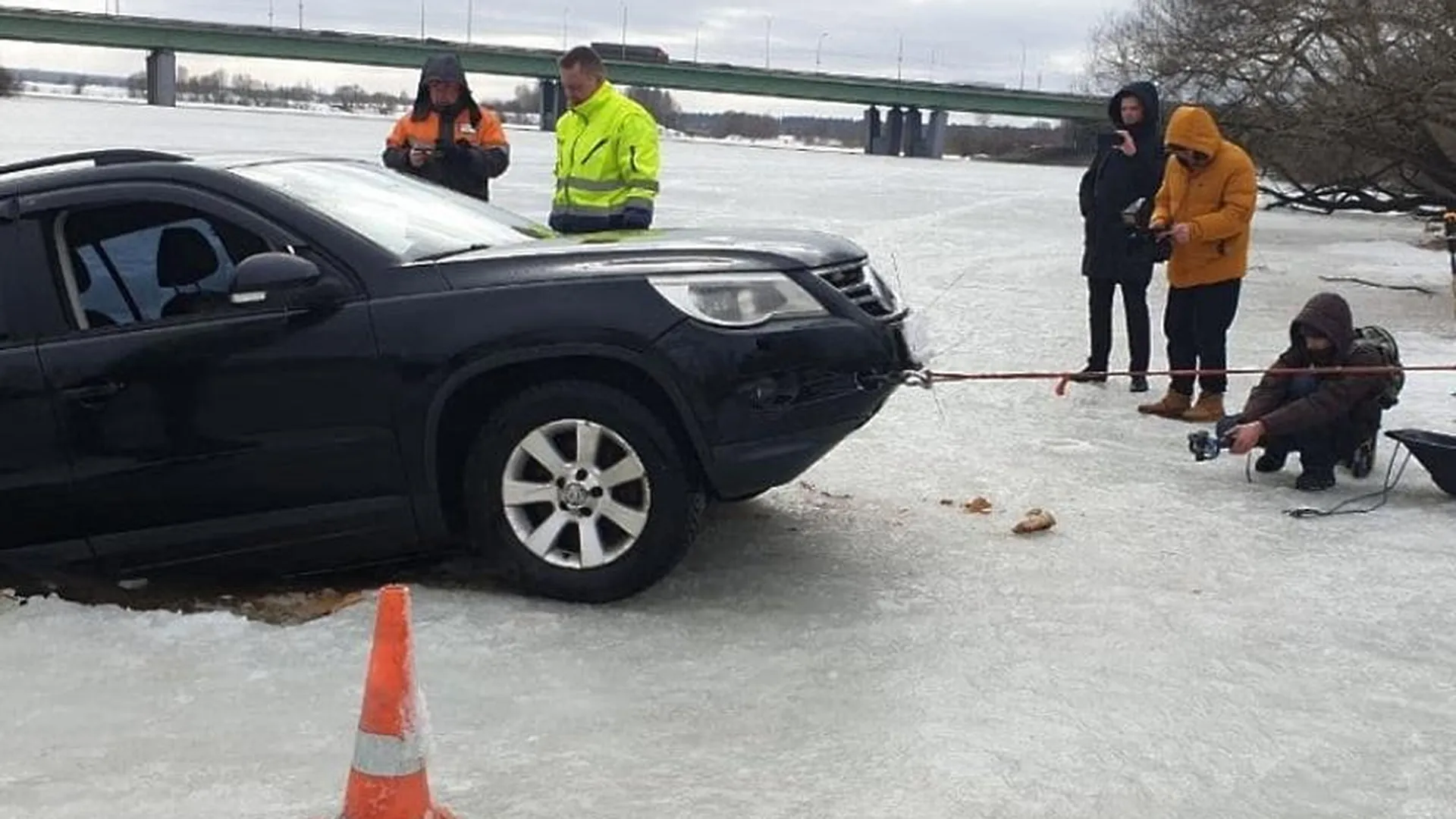 Упавший в Москву‑реку автомобиль достали из воды в Красногорске | РИАМО