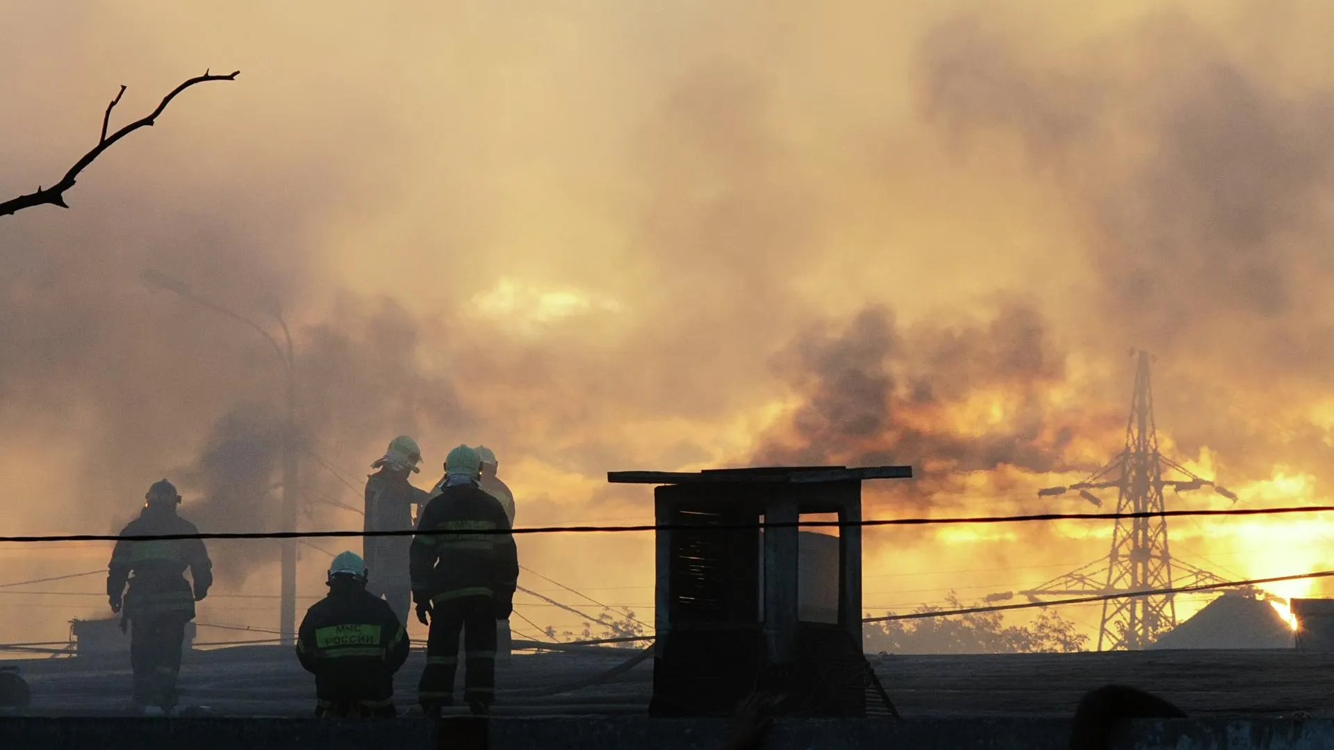 Пожар в Люберцах удалось локализовать, крыша здания рухнула