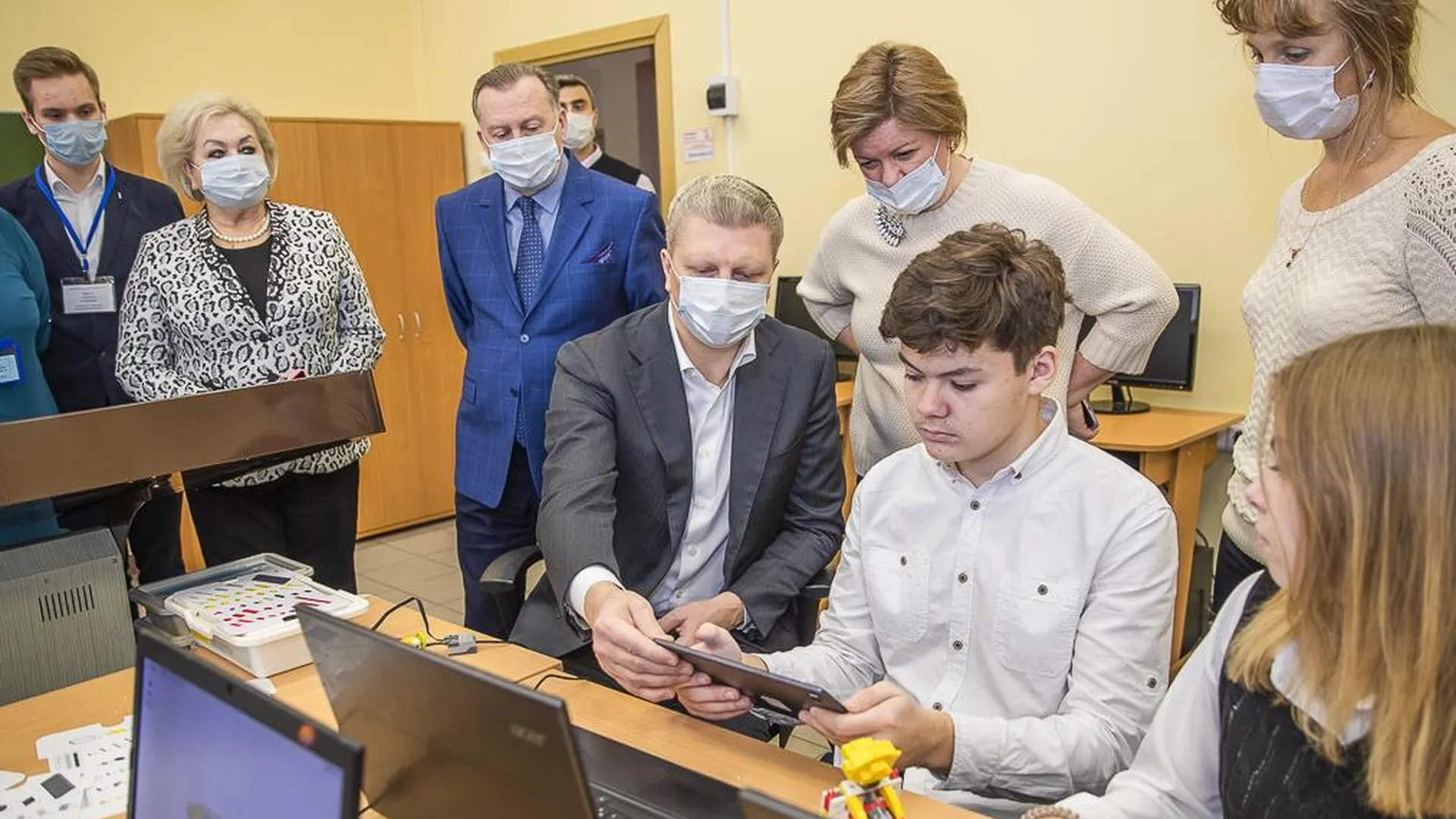 Андрей Иванов и Лариса Лазутина проверили качество ремонта Одинцовской гимназии №14