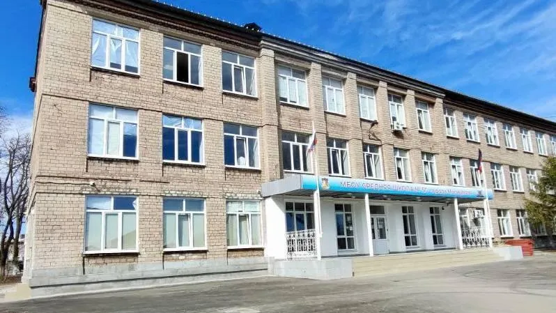 Подмосковные специалисты на 80% завершили капремонт школы в Мариуполе