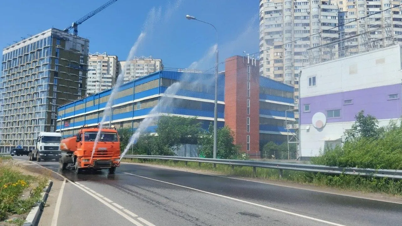 В аэрации дорог Подмосковья задействованы 250 поливомоечных машин