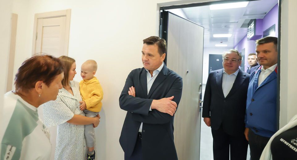 Андрей Воробьев поздравил с новосельем семью, переселившуюся из аварийного жилья