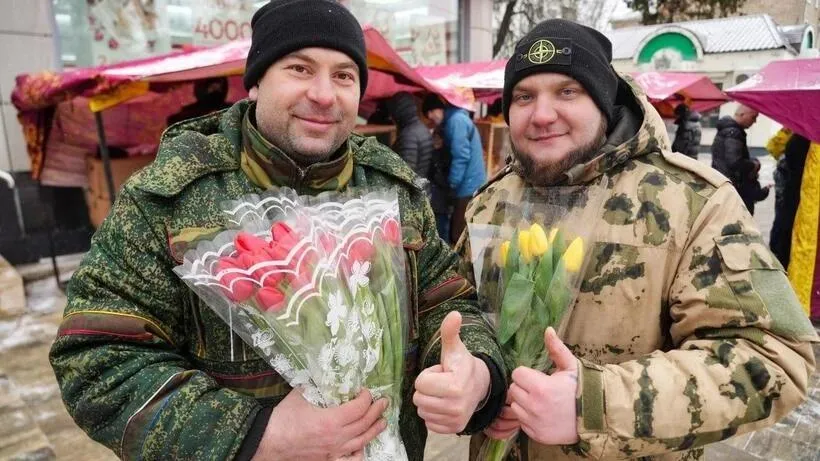 В Сергиевом Посаде 8 Марта женщин радовали местными цветами