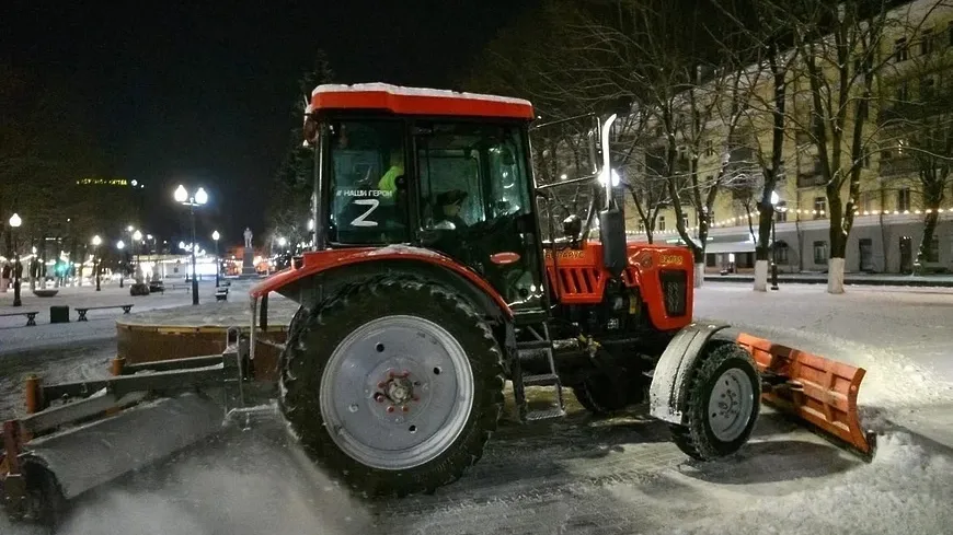 Около 1,3 тыс человек убирают улицы Балашихи во время ледяного дождя