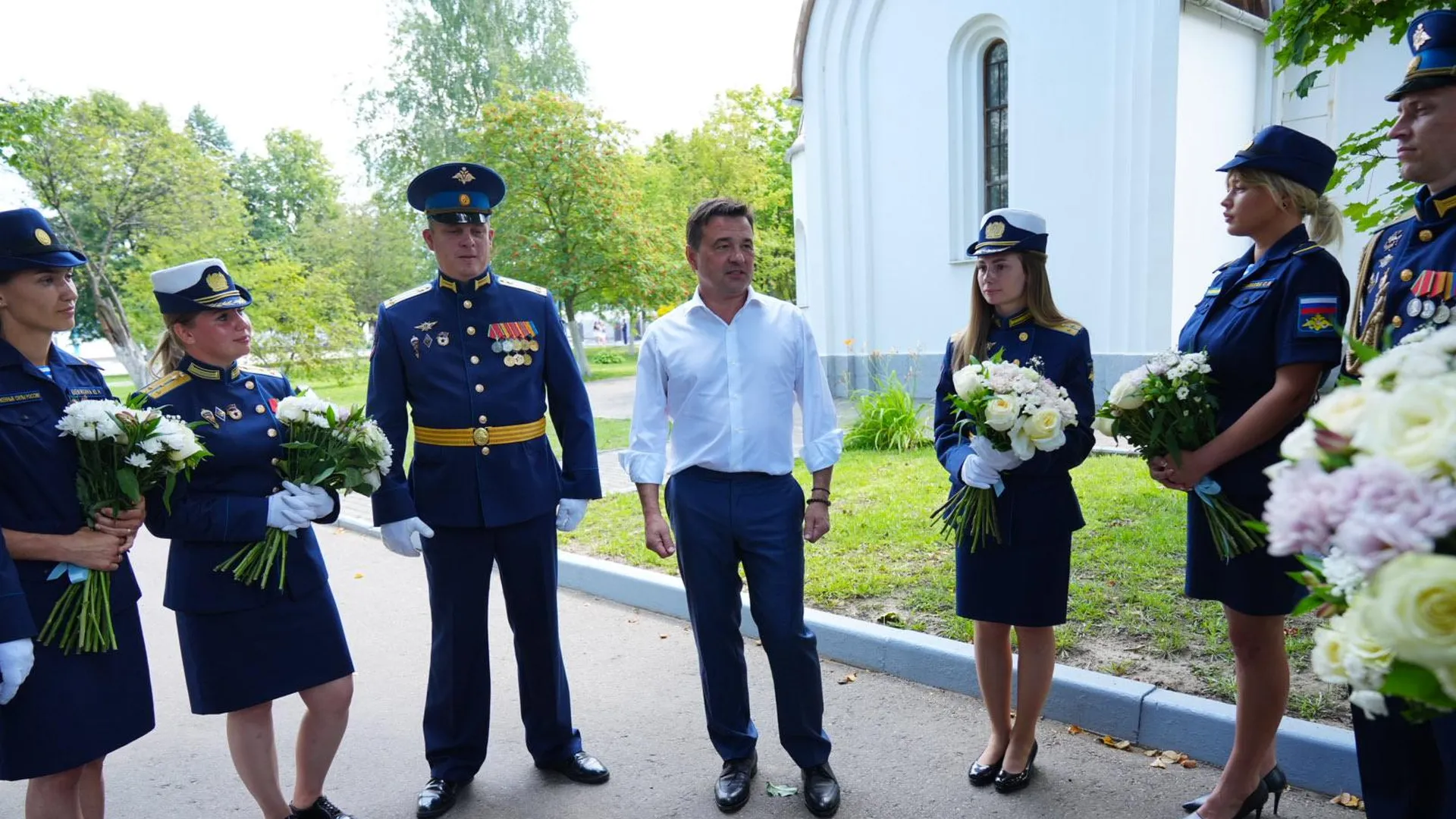 Губернатор Подмосковья поздравил отдельную гвардейскую бригаду управления с Днем ВДВ