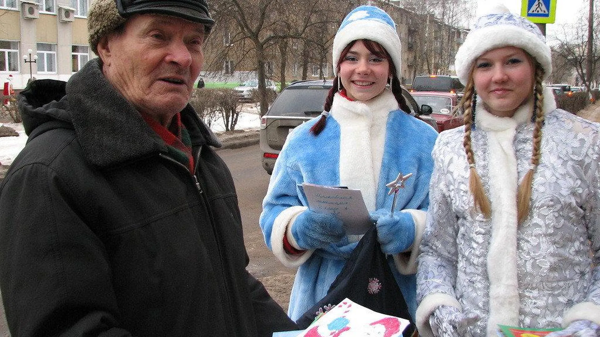 Флешмоб по раздаче новогодних открыток прошел в Щелково