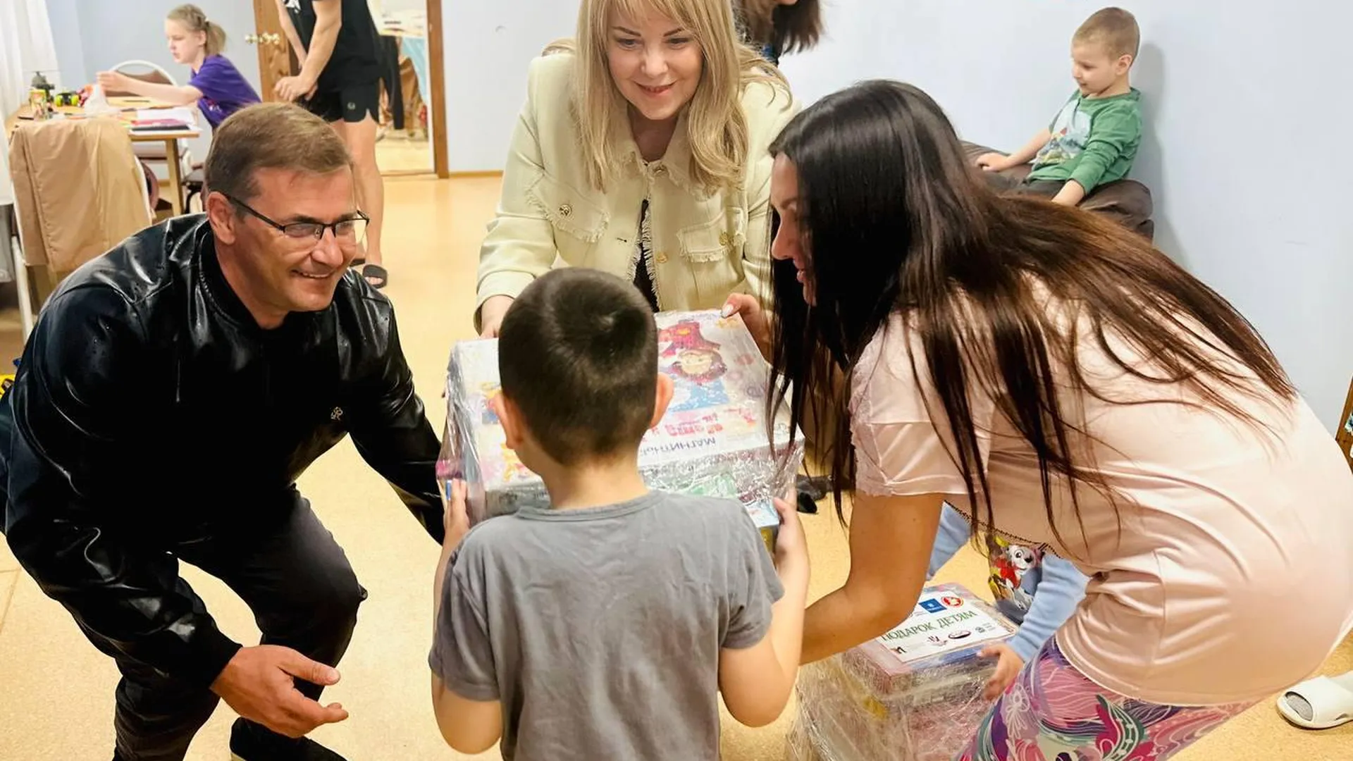 «Единая Россия» передала детям из Белгорода подарки в ПВР в Коломне
