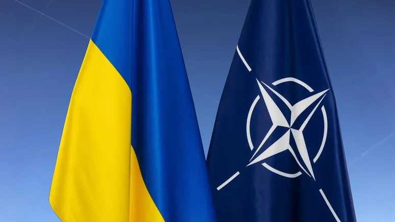 Медведев: путь Украины в НАТО должен закончиться уничтожением одного из них