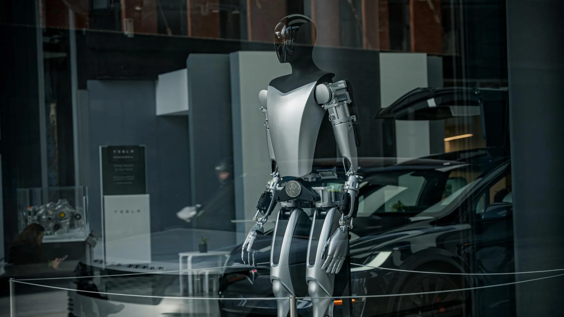 Tesla планирует массово производить человекоподобных роботов в 2026 году
