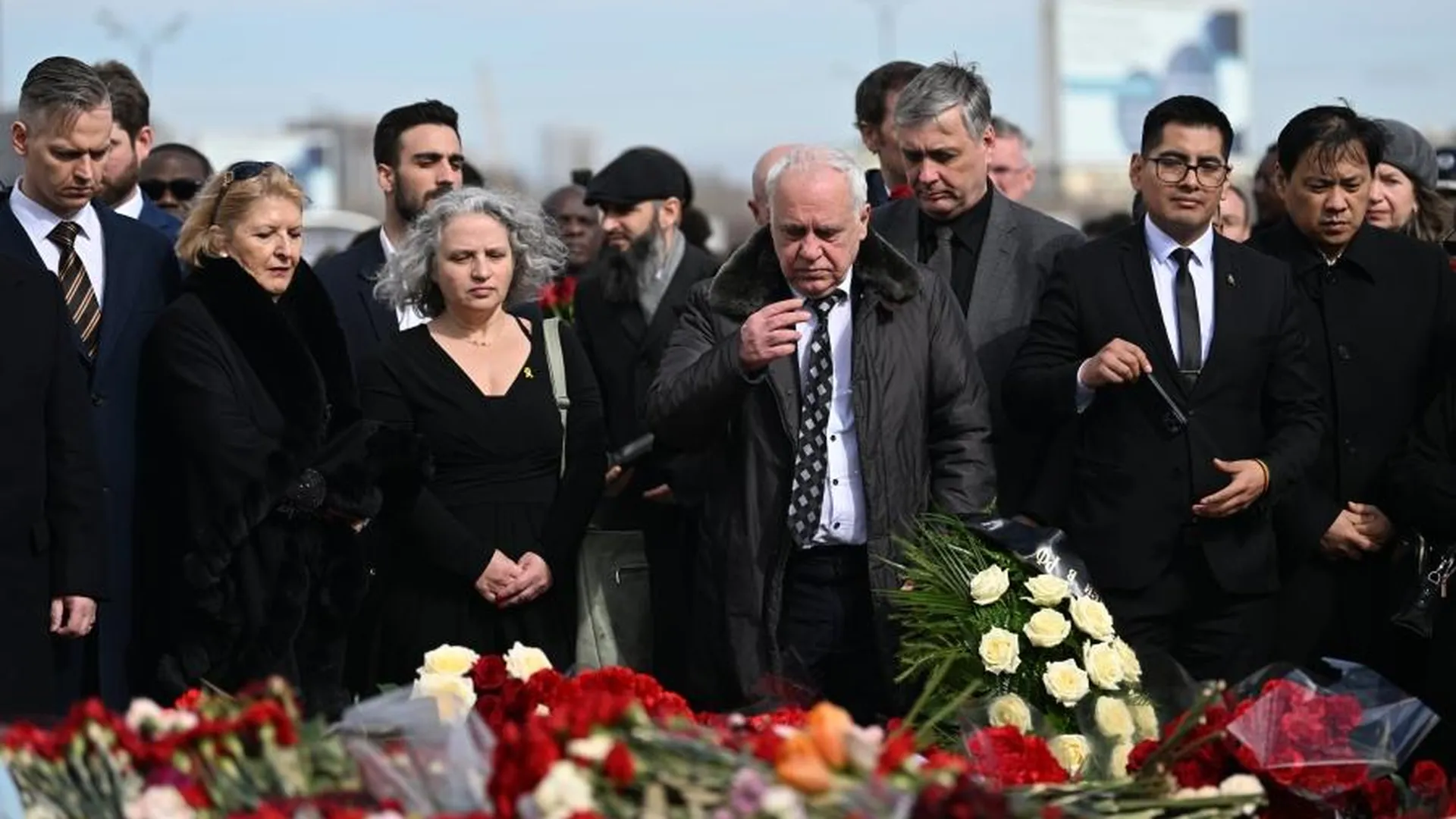 Почтить память погибших в «Крокусе» пришли более 250 зарубежных дипломатов