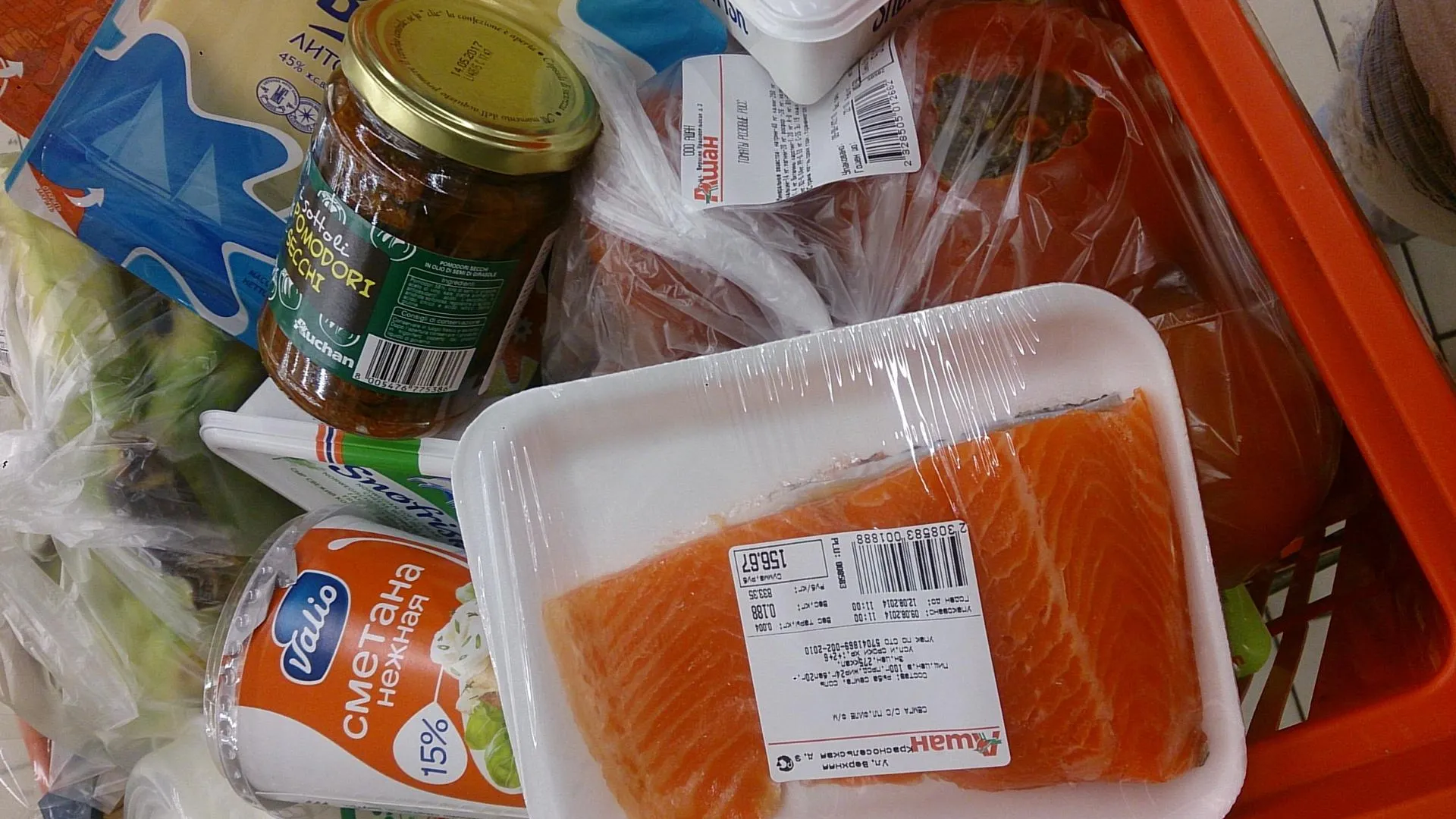 Жителям Подмосковья рассказали, как правильно выбирать продукты для пикника