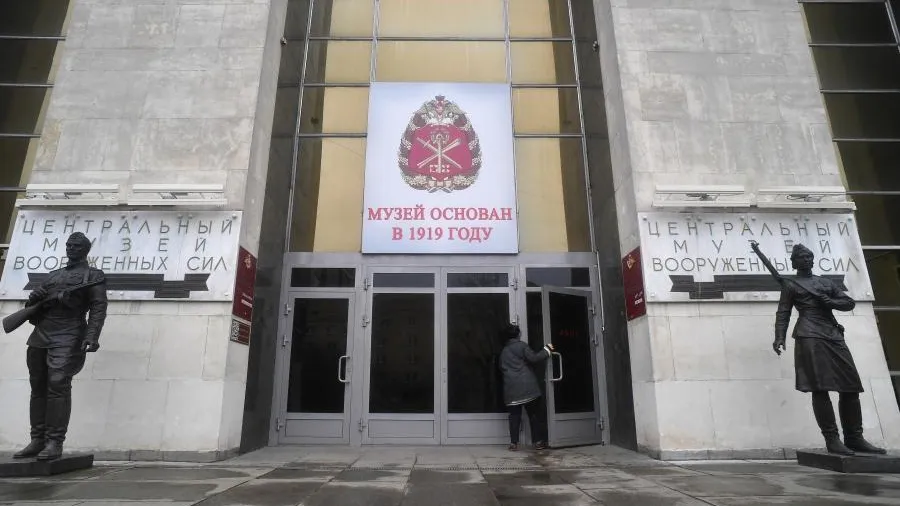 Вход в здание музея Вооруженных сил РФ.