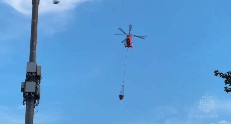 Вертолет тушит пожар на 700 кв м в Центре цифровизации образования Москвы