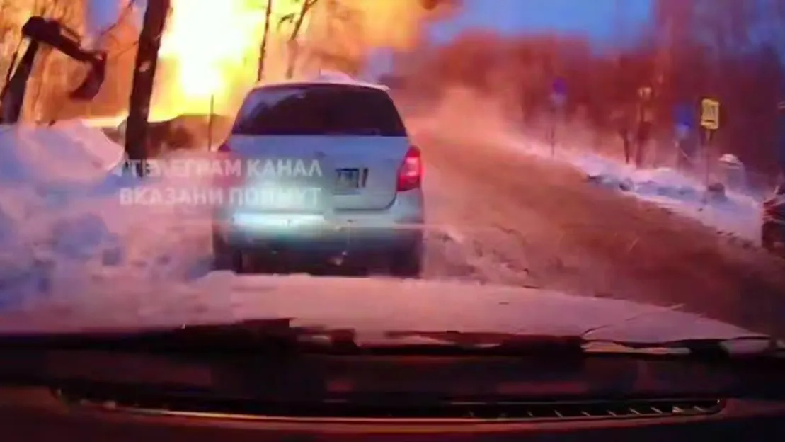 В Сети опубликовано видео падения беспилотника ВСУ на улице в Казани