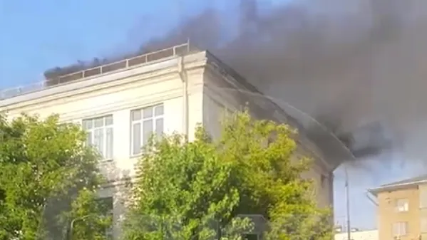 Здание Центра цифровизации образования загорелось в Москве