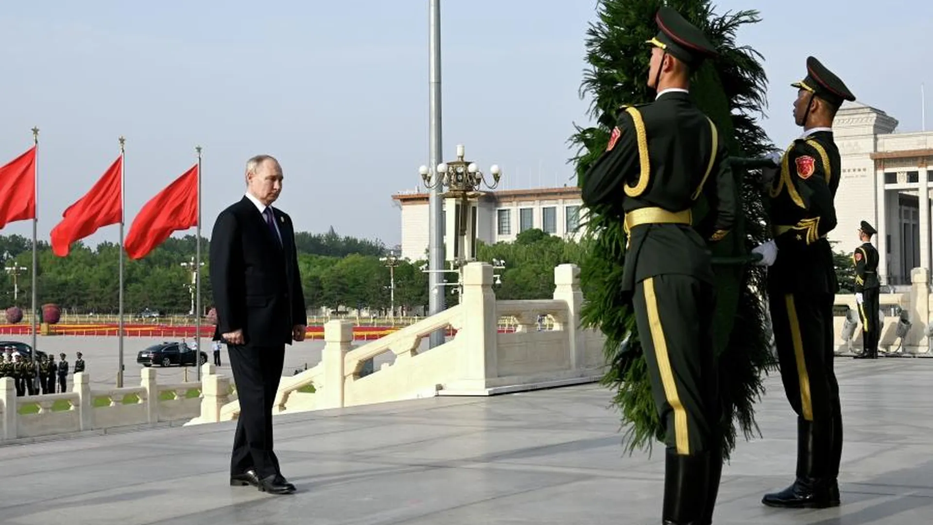 Президент РФ возложил венок к памятнику Народным героям на площади Тяньаньмэнь