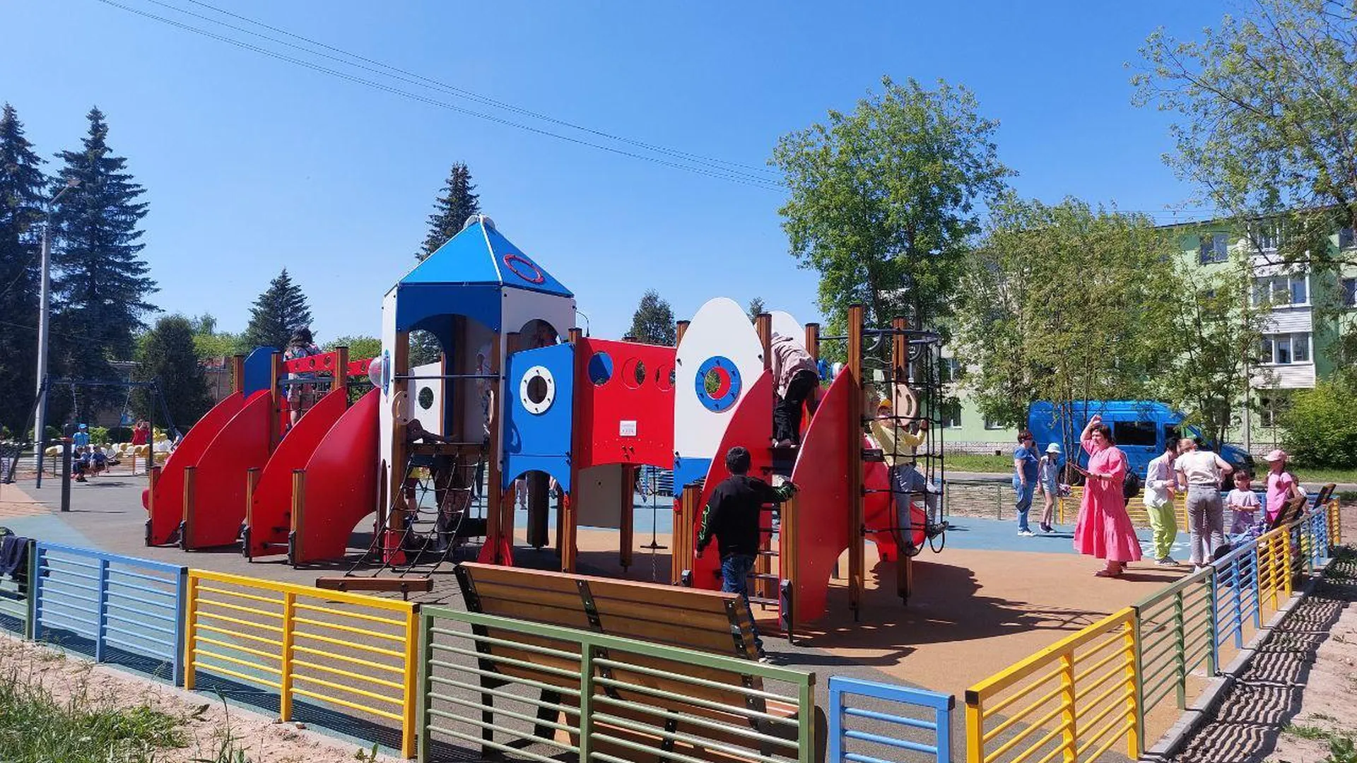 Детскую игровую площадку по программе губернатора открыли в Клину