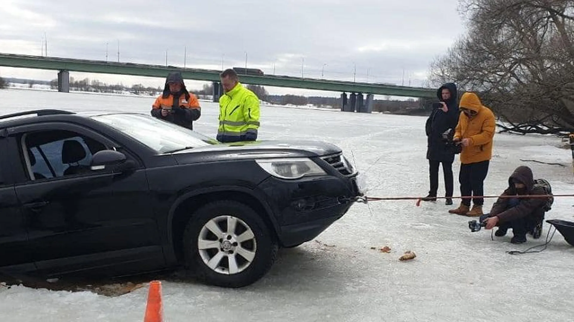 Упавший в Москву‑реку автомобиль достали из воды в Красногорске | РИАМО в  Красногорске