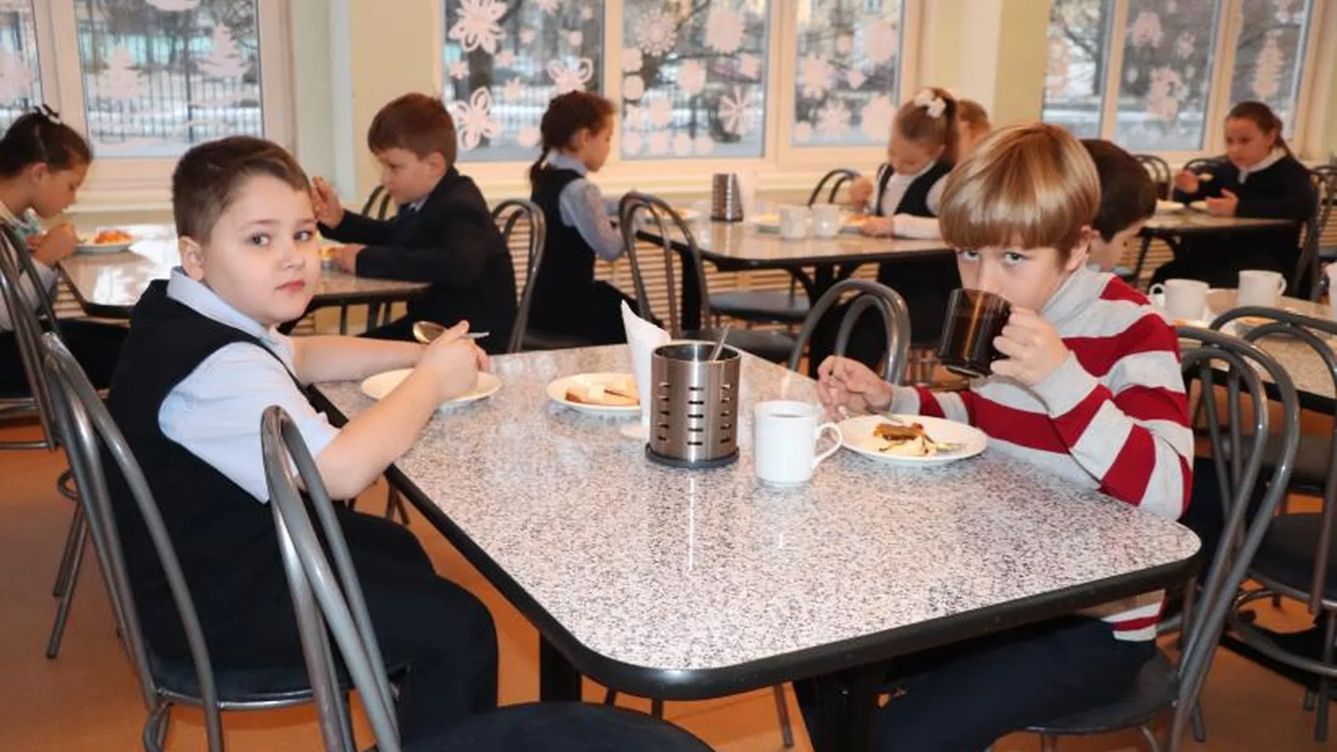 Депутаты Мособлдумы лично оценивают качество питания школьников Подмосковья