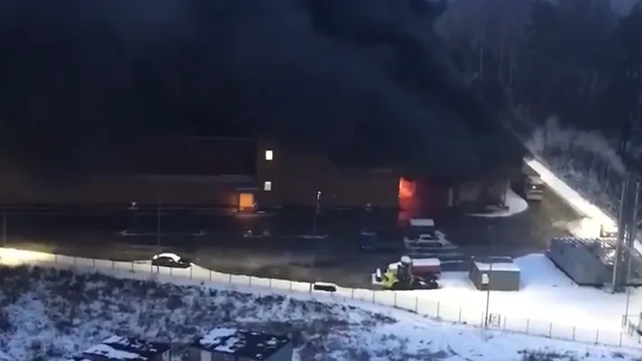 В Сети появилось видео пожара в ТЦ «Стройпарк» в Балашихе