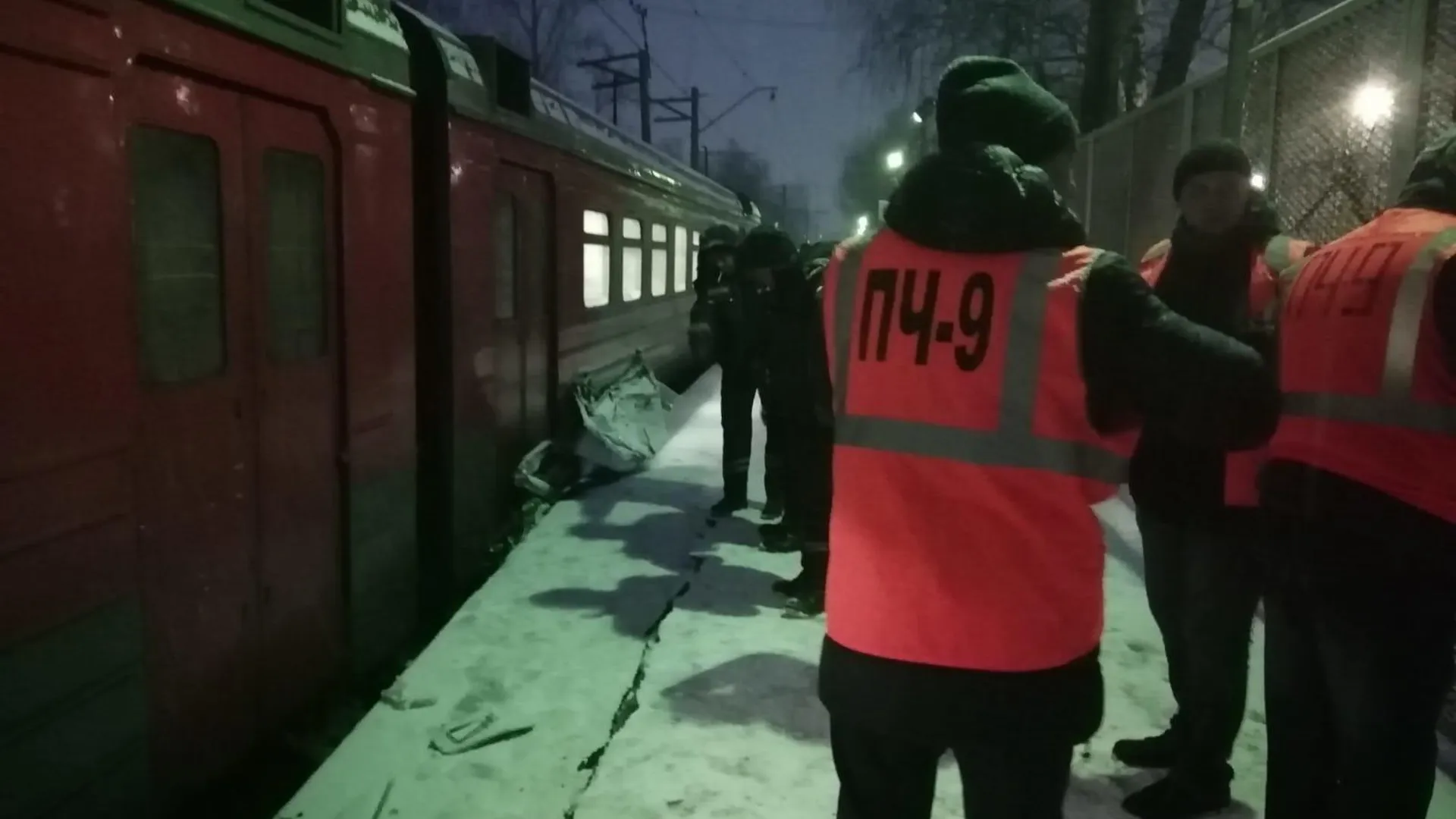 Столкновение легковушки и поезда на переезде в г. Ивантеевка. ВИДЕО