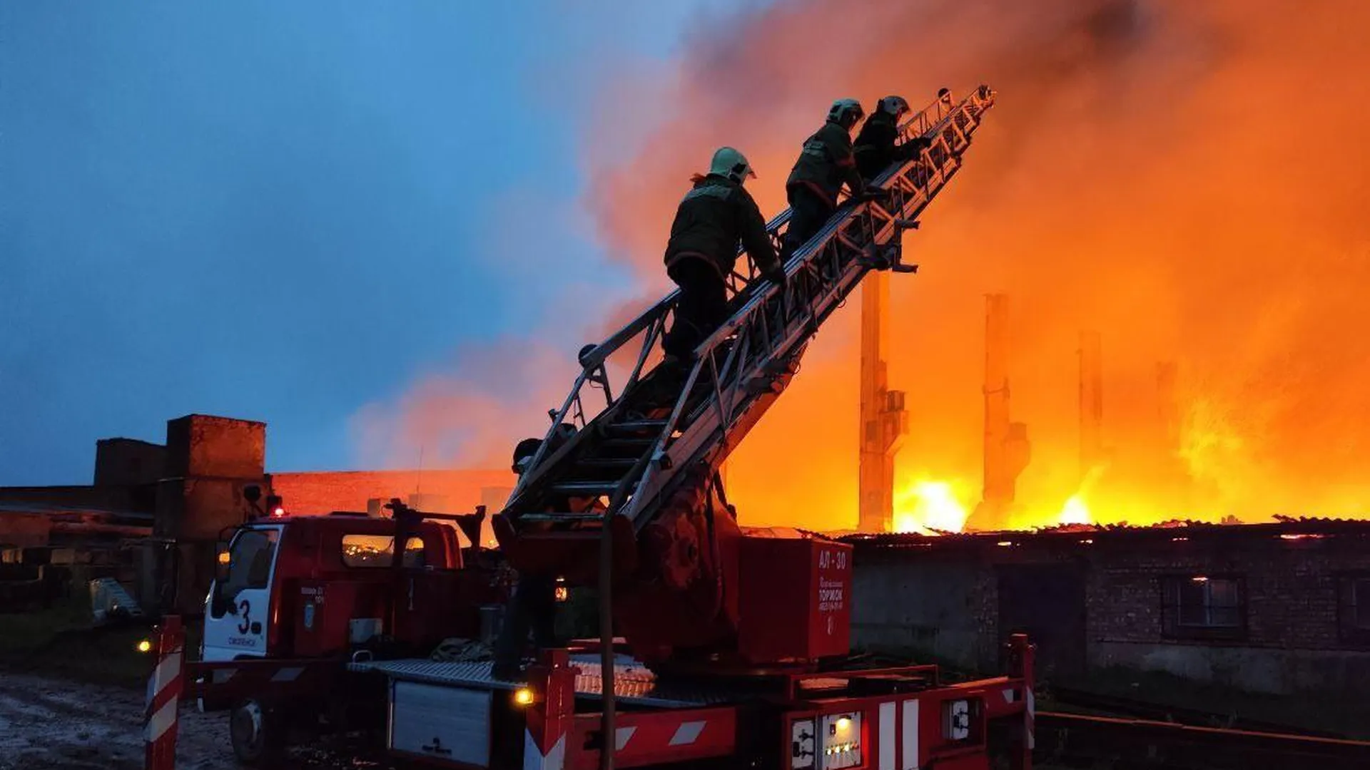 В Смоленске крупный пожар на кирпичном заводе
